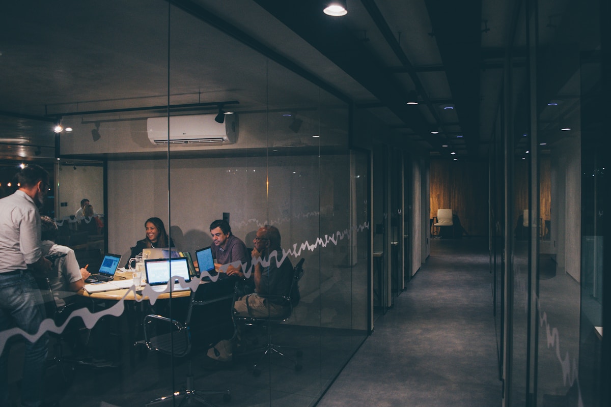 Data Centre Efficiency in a Hybrid World — The Decisions That Matter Most